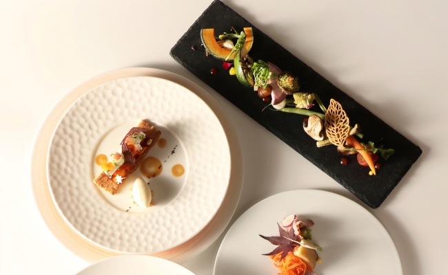 鴨肉のコンフィ、瀬戸内産鮮魚と茸のサフラン香る一皿、牛フィレ肉のメインディッシュを楽しむフレンチフルコース